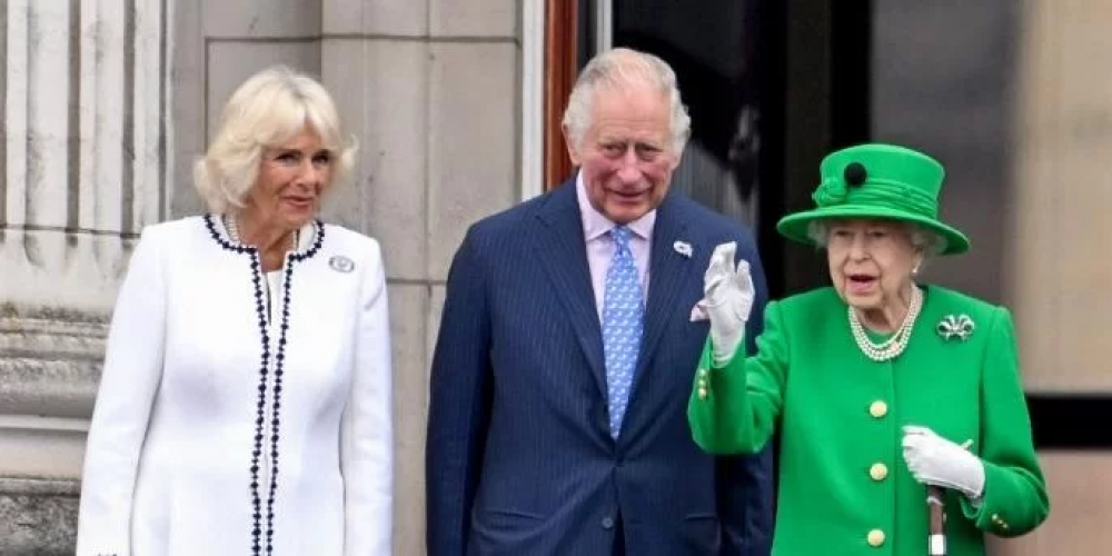 Camilla, Príncipe Charles (Atual Rei Charles III) e a então Rainha Elisabeth em foto de 2019 - Fonte: G1
