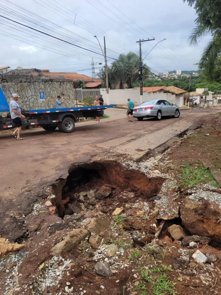 Alagamento causa estragos na Rua José Pereira Fernandes, no bairro Maria Cândida, em Pedro Leopoldo