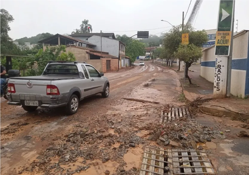 Chuvas causam estragos em PL