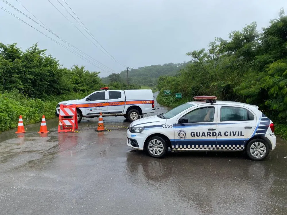 Defesa civil inicia trabalho na via interditada entre Lagoa de Santo Antônio e Fidalgo