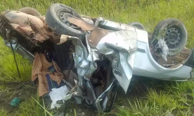 Carreta 'passa por cima' de carro na MG 424 e motorista sobrevive