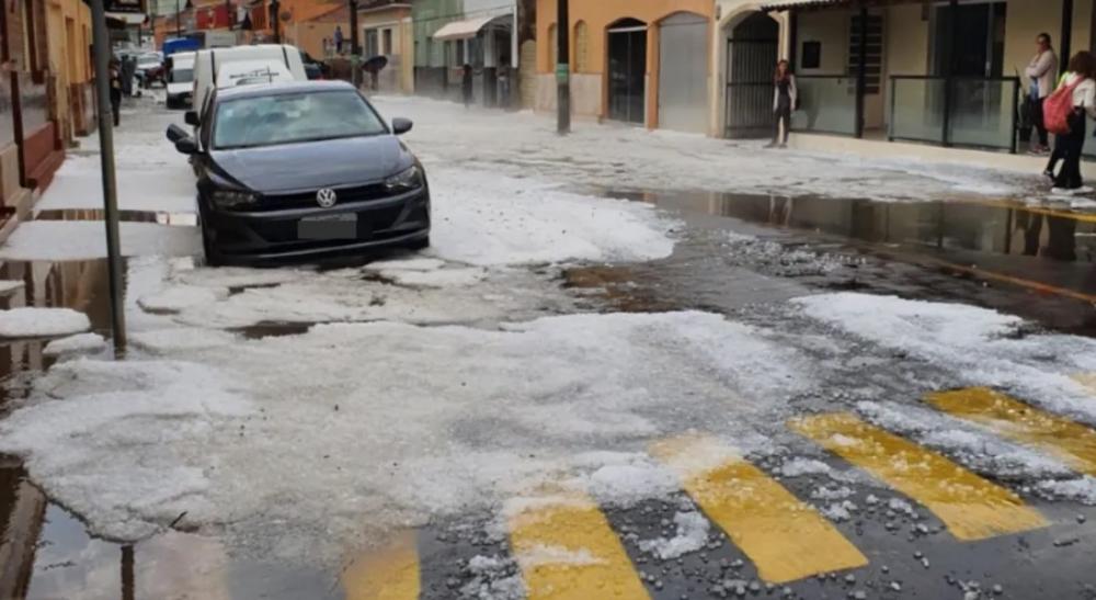 Chuva de granizo causa estragos e deixa cidades ‘cobertas de gelo’ no Sul de Minas