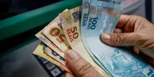 13º salário dos aposentados será antecipado para abril e maio; Lula assinou decreto nesta quinta