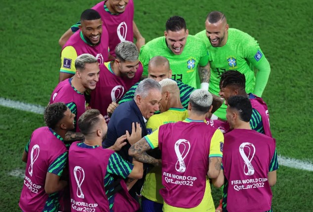 Tite comemora gol de Richarlison imitando Pombo — Foto: Reuters
