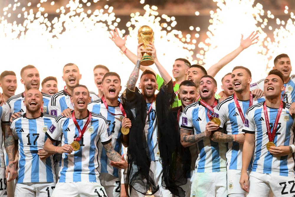 Bisht, a vestimenta usada por Messi