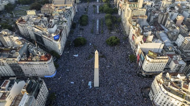 Torcedores argentinos comemoram a vitória na Copa do Mundo em Buenos Aires, em 18 de dezembro de 2022