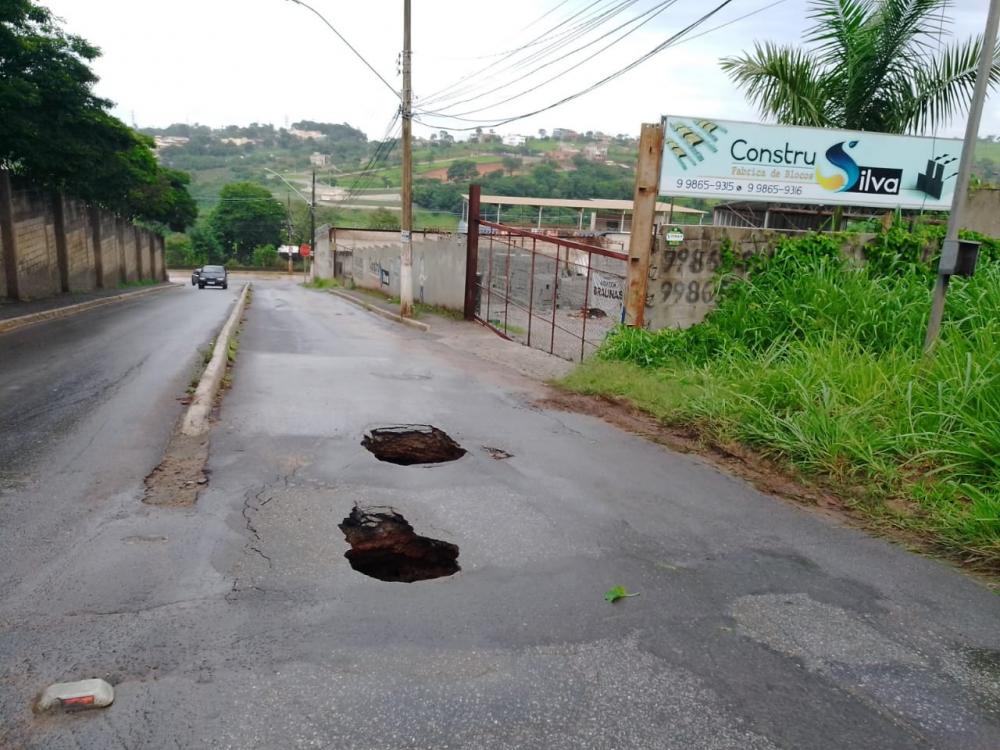 Asfalto cede e abre cratera na rua Bororós