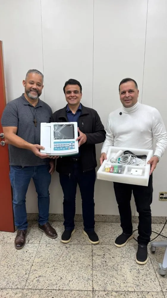 Prefeito Emiliano entrega 25 novos eletrocardiógrafos fortalecendo a rede municipal de saúde