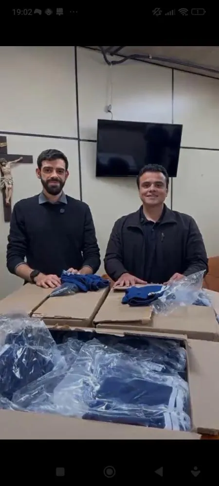 Emíliano vai entregar os uniformes na volta às aulas