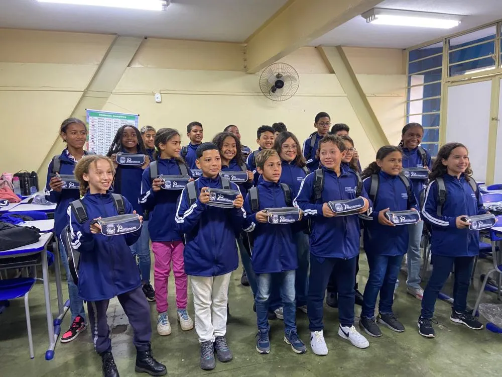 Emiliano entrega uniformes a alunos da rede municipal