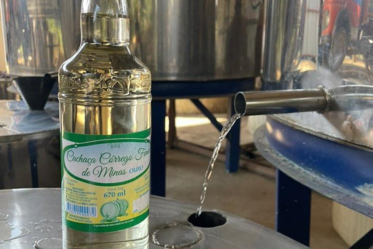 Lei estadual traz otimismo e cautela para produtores de cachaça mineira