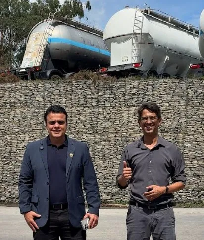 O prefeito Emiliano Braga ao lado do secretário de Desenvolvimento Econômico, Matheus Utsch anuncia geração de emprego e renda - ASCOM