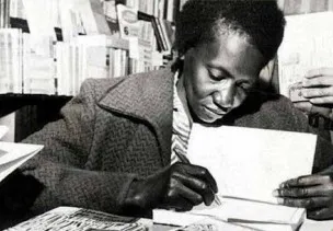 Carolina Maria de Jesus autografando o seu livro - Acervo UH/Folhapress – Carta Capital