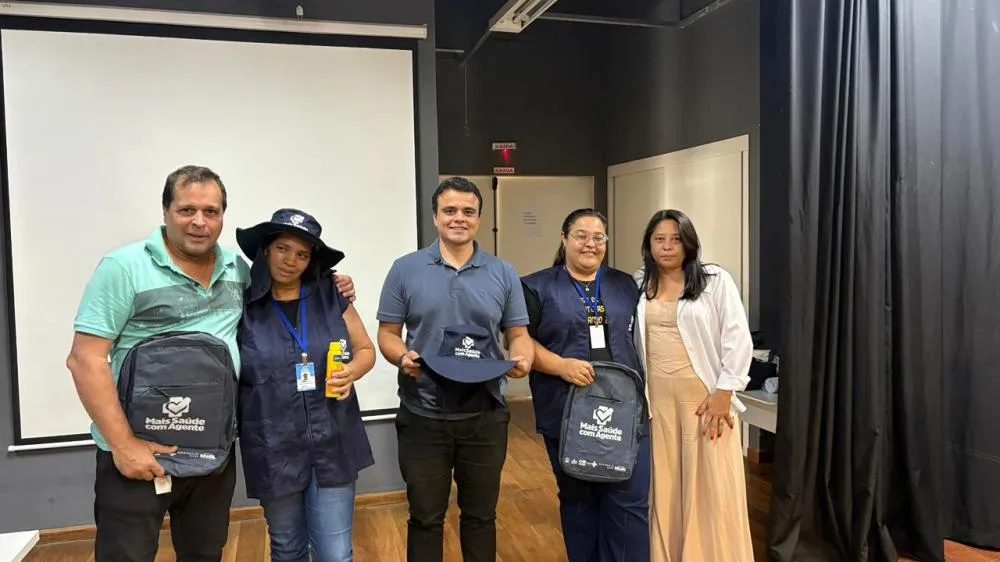 O prefeito Emiliano Braga fez questão de entregar pessoalmente os kits - ASCOM