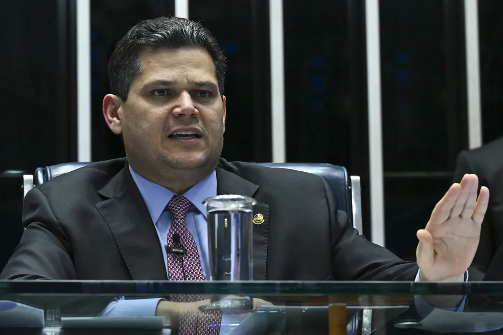 Davi Alcolumbre promulgou a Lei da Dosimetria após o presidente Lula não assinar o texto dentro do prazo constitucional. - Foto: Jefferson Rudy/Agência Senado
