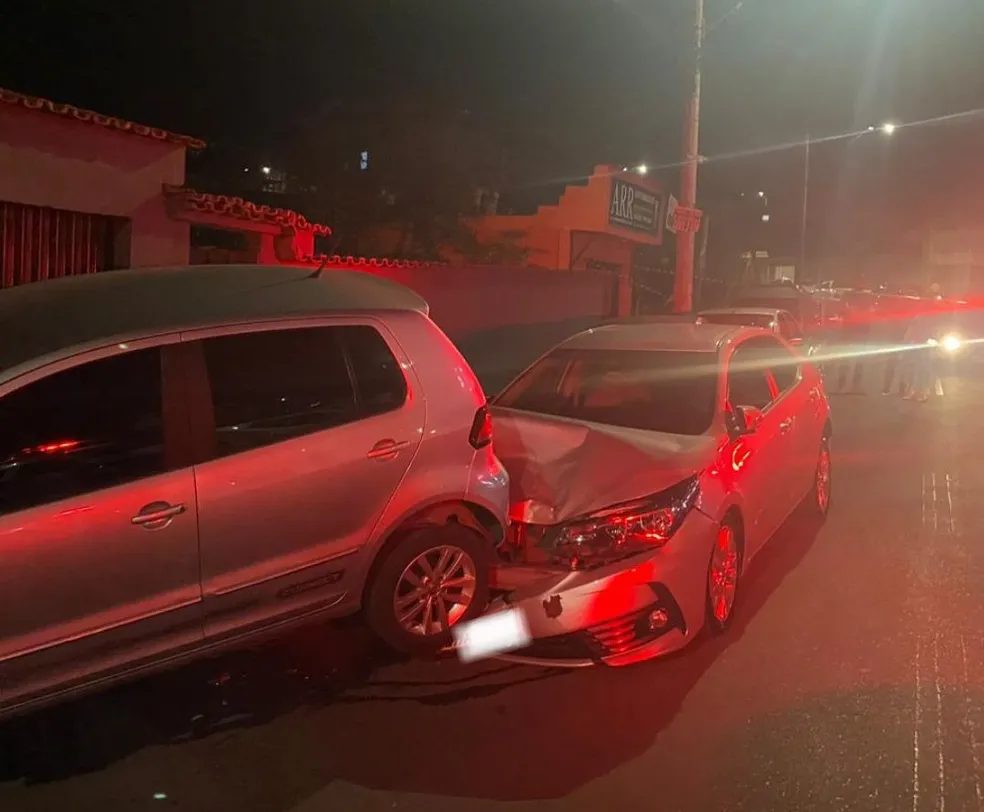 Homem é baleado, perde controle do veículo, bate em seis carros estacionados para casamento coletivo e morre