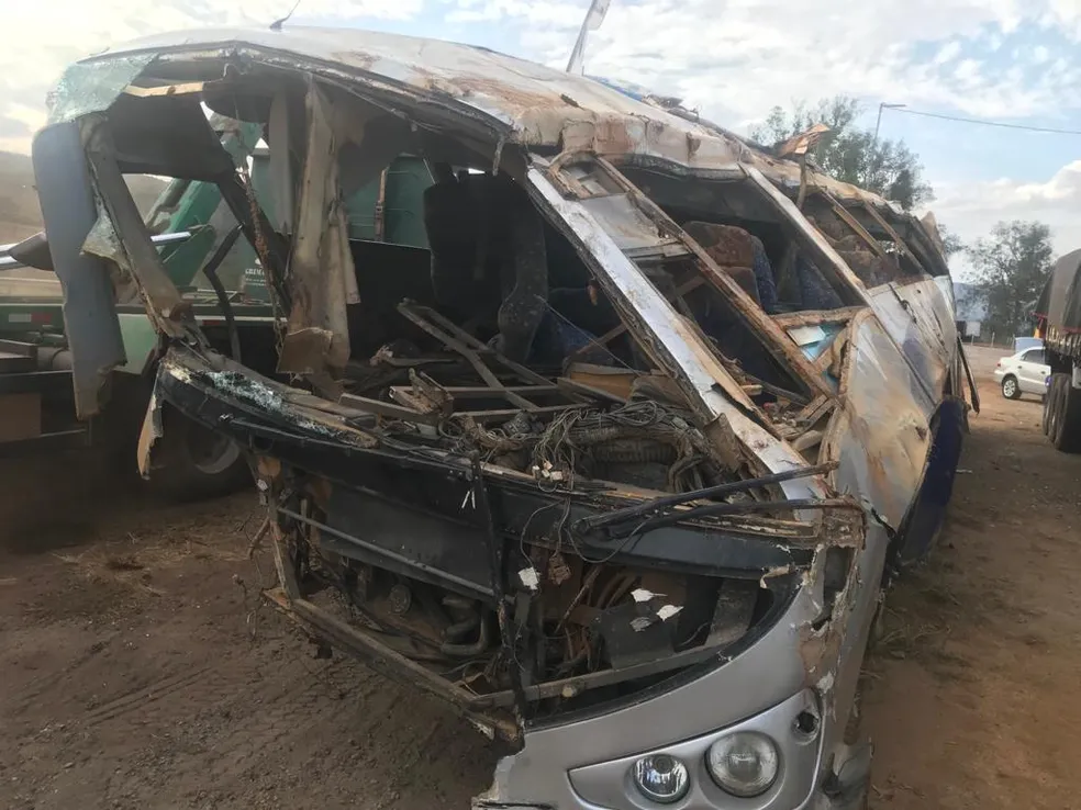 Ônibus que levava torcedores do Corinthians é levado para pátio da PRF em Itatiaiuçu (MG)