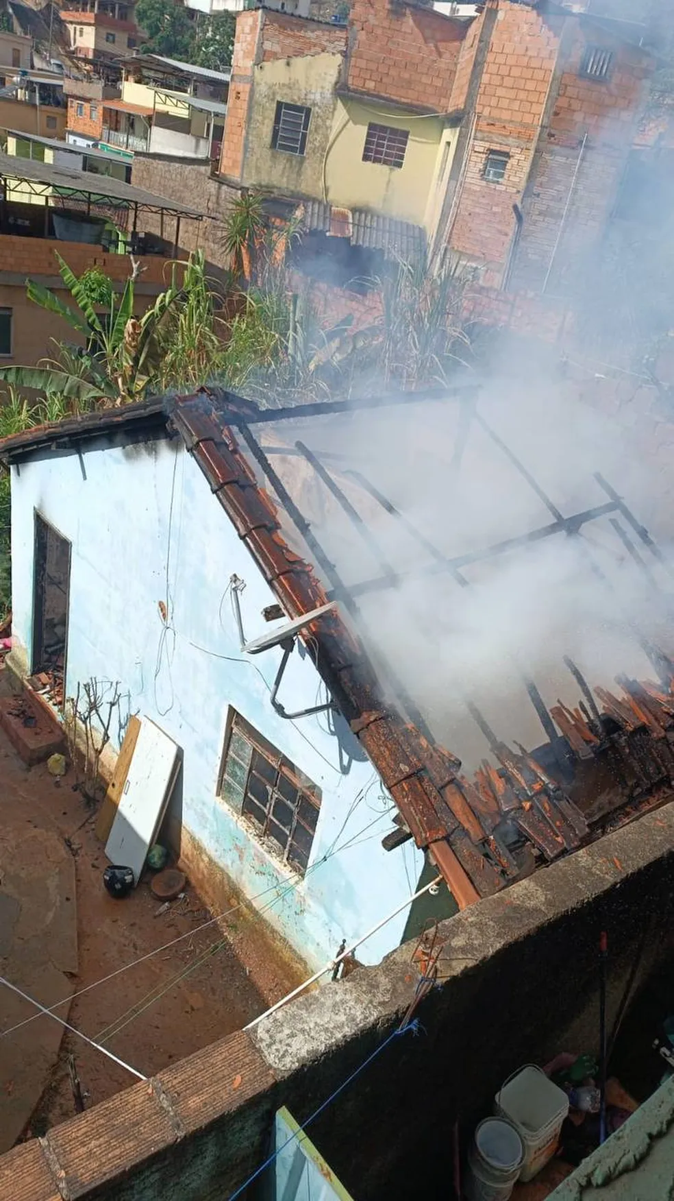 Imóvel alugado pela ex-mulher de Lucas, em Nova Lima, ficou totalmente destruído após o incêndio — Foto: Corpo de Bombeiros