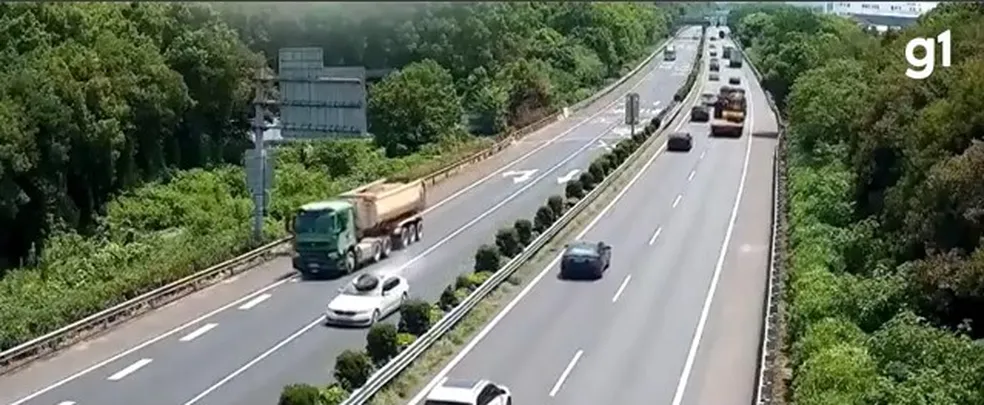 Pneu atinge carro em movimento após cair de caminhão; vídeo mostra impacto