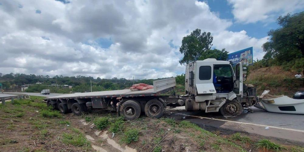 Caminhão carregado de cimento tomba na MG-424