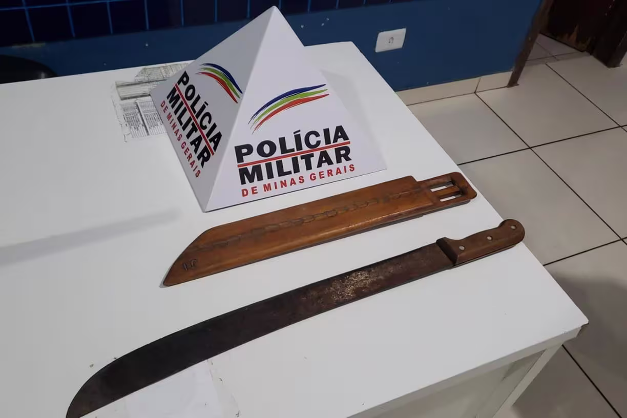 Homem usa facão para tentar estuprar mulheres, mas é agredido com bambu em MG