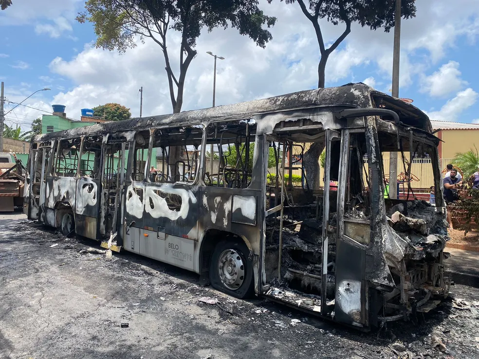 Ônibus é incendiado em Belo Horizonte