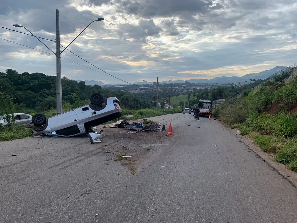 Caminhonete bate na traseira de cegonheira e jovem morre