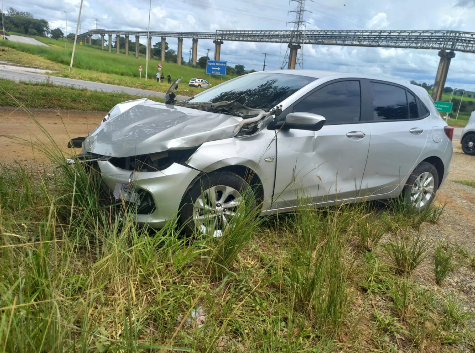 Colisão na MG-424: Acidente entre carro e ônibus é registrado no Trevo da Holcim, em Pedro Leopoldo