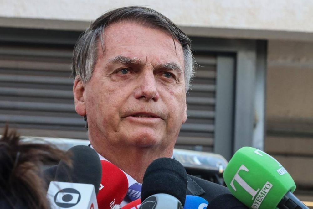 Moraes manda Bolsonaro entregar passaporte em investigação sobre tentativa de golpe para mantê-lo no poder