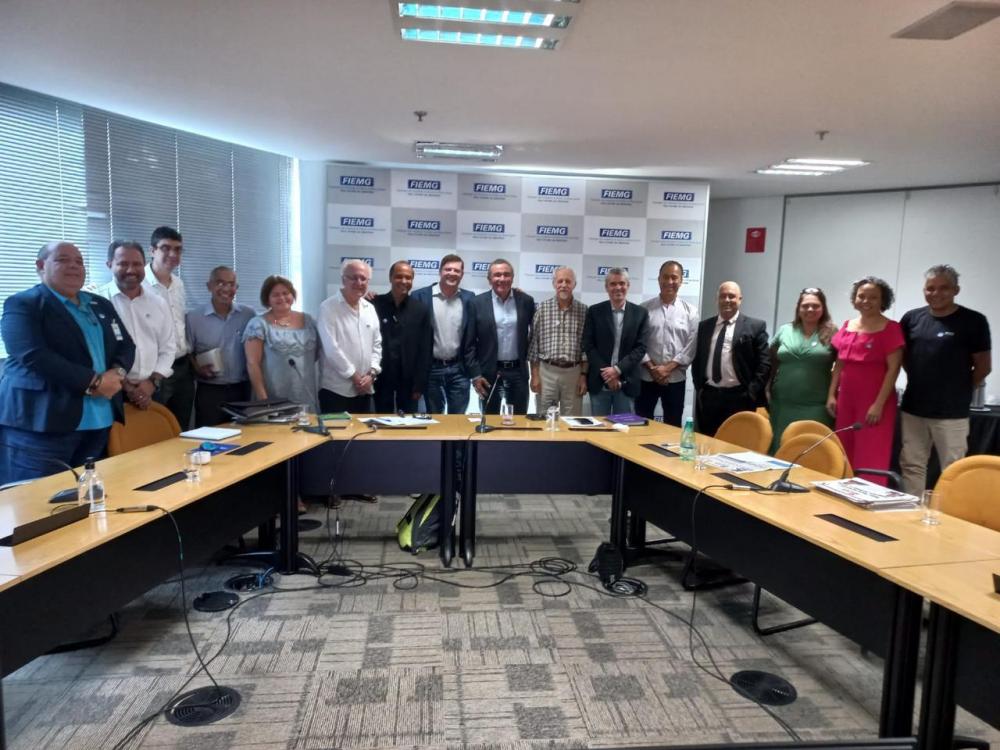 Proprietários de jornais, revistas e rádios de Minas, entre eles, o jornalista Samuel Tadeu do OBSERVADOR, aprovaram a união dos sindicatos