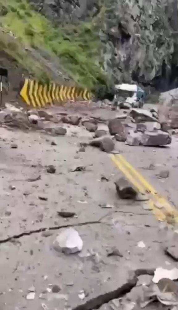 Rochas deslizam e destroem carreta